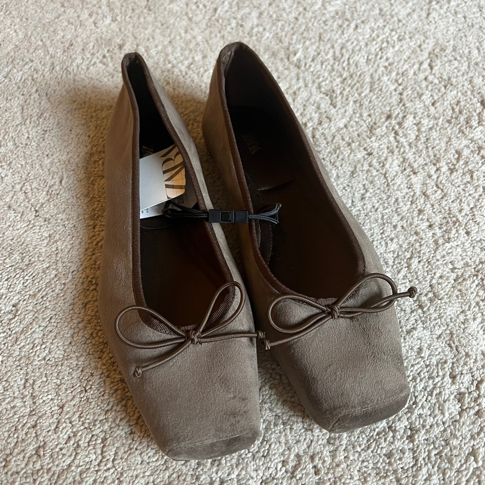 New Zara brown velvet flats with bow